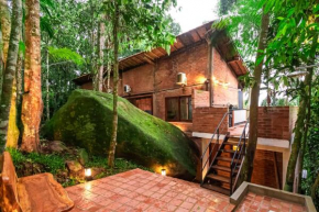 Lótus Loft 02: Refuge in the middle of nature at Felix' beach, 100mbps Internet + Smart TV, Full Kitchen and Barbecue just 500 meters from the beach